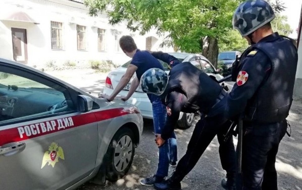 В Архангельске сотрудники Росгвардии задержали устроившего дебош в баре правонарушителя